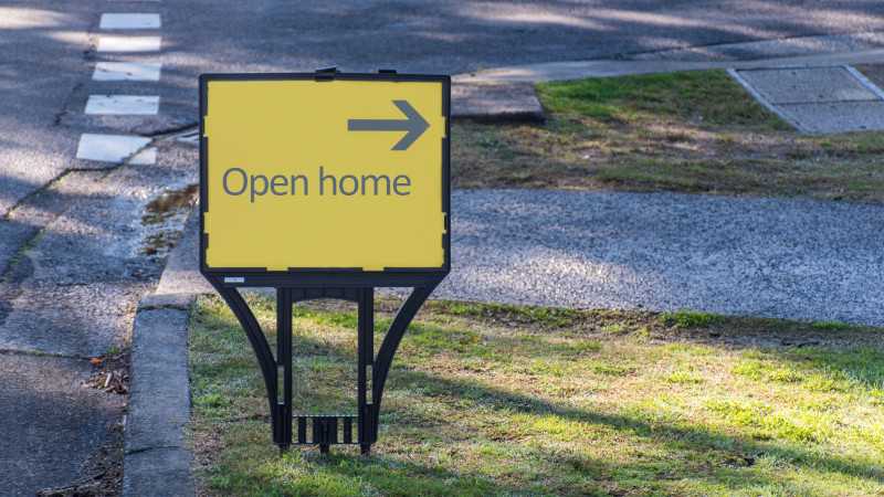 open home sign for home buyers